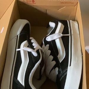 knu School Vans box included